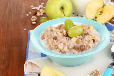 ahşap masa yakın çekim üzerinde meyve bir kase içinde yararlı yulaf ezmesi