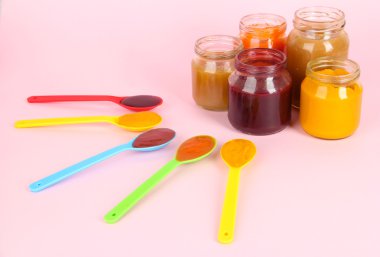 Bebek püresi pembe bir arka plan üzerinde