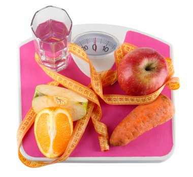 ölçekler üzerinde beyaz izole meyve