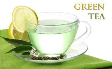 şeffaf beyaz izole peçete üzerinde limonlu yeşil çay fincan