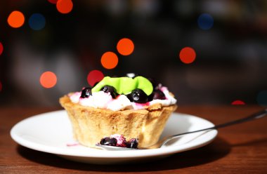 lezzetli böğürtlen pasta bokeh ile koyu arka plan üzerinde ışıklar defocused