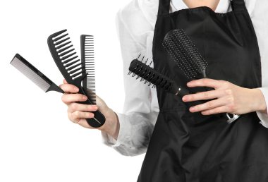 Kuaför ile çalışan araçlar, üzerinde beyaz izole üniformalı