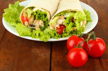 kebap - ızgara et ve sebze, ahşap zemin üzerinde plaka üzerinde