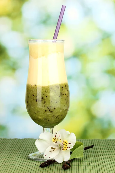 Delicioso batido de frutas sobre fondo brillante —  Fotos de Stock