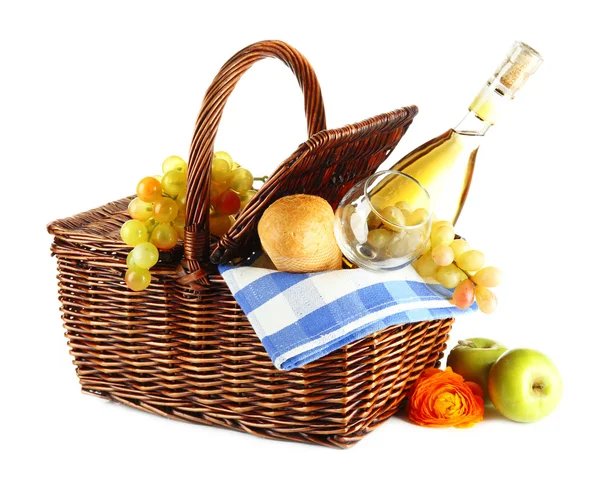 Cesta de picnic con frutas y botella de vino, aislado en blanco — Foto de Stock