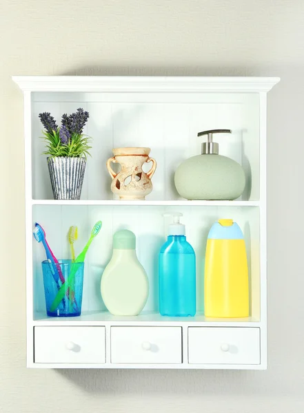 Hermosas estanterías blancas con diferentes objetos de baño — Foto de Stock