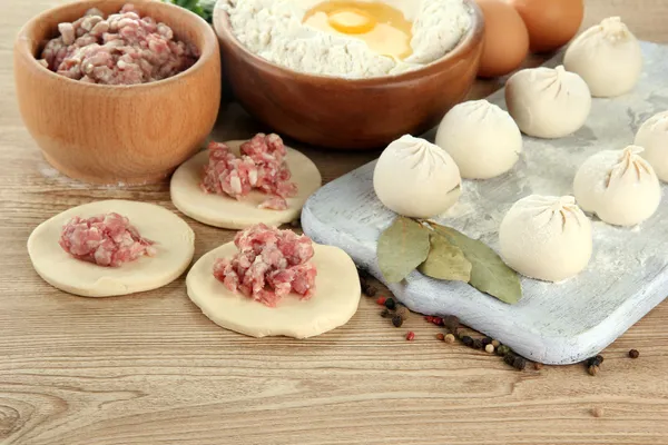 Albóndigas crudas, ingredientes y masa, sobre mesa de madera —  Fotos de Stock