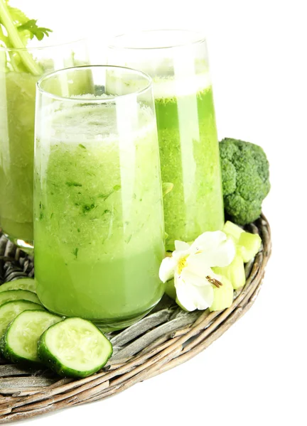 Vasos de jugo de verdura verde, aislados en blanco —  Fotos de Stock
