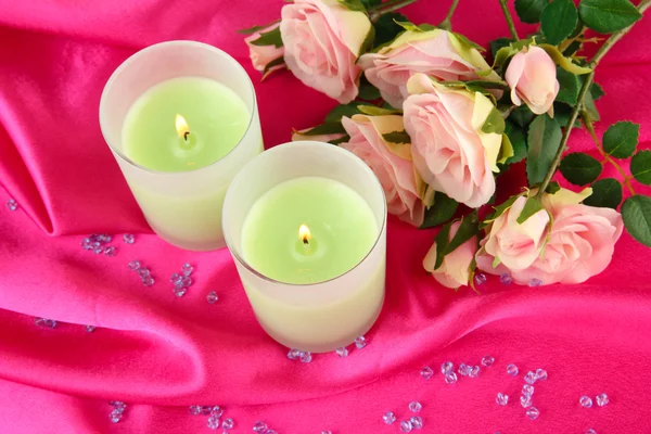Svíčka na růžové látky blízko - nahoru — Stock fotografie