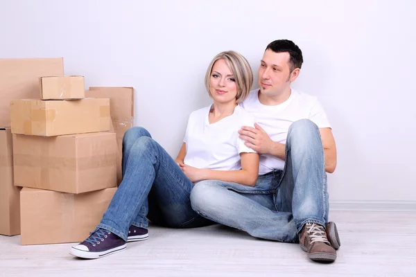 Pareja joven mudándose en casa nueva — Foto de Stock