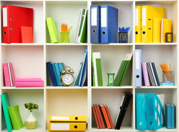 Prateleiras brancas do escritório com artigos de papelaria diferentes, close-up — Fotografia de Stock