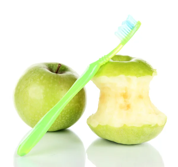 Τα μήλα με μια οδοντόβουρτσα που απομονώνονται σε λευκό — Φωτογραφία Αρχείου