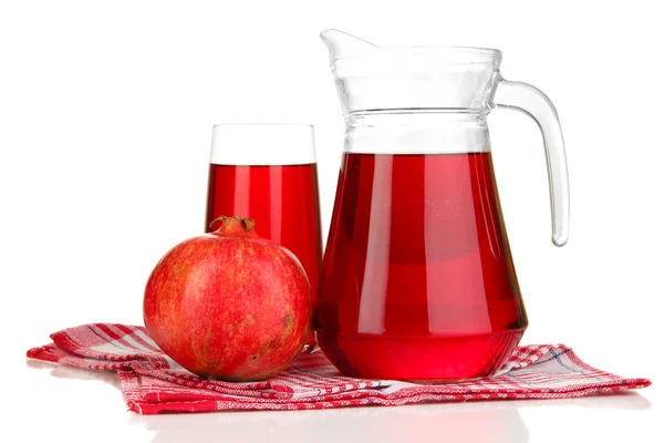 Volles Glas und Krug Granatapfelsaft und Granatapfel isoliert auf weiß — Stockfoto