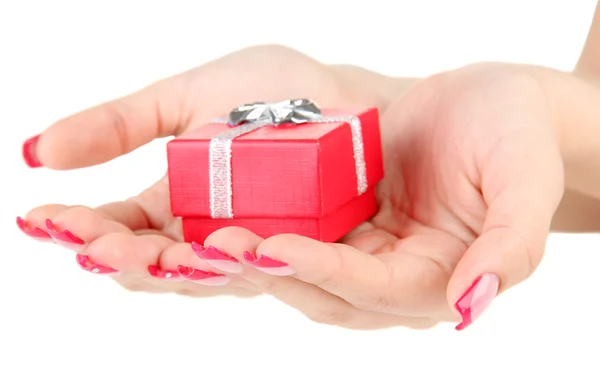Vrouwelijke handen met de doos van de gift, geïsoleerd op wit — Stockfoto