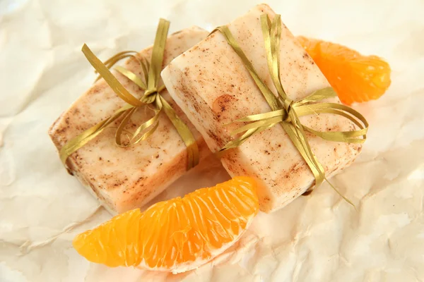 Jabón natural hecho a mano y naranja, sobre fondo beige —  Fotos de Stock