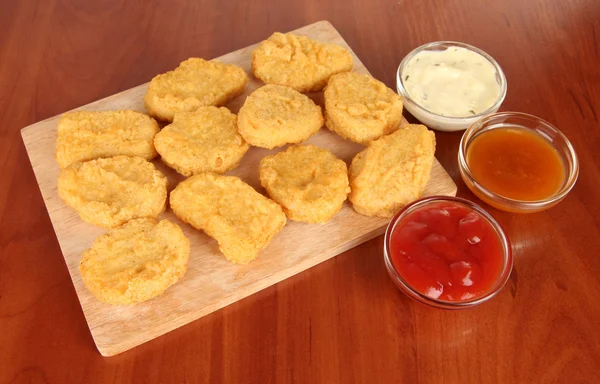 Smażone nuggets z kurczaka z sosem na stole — Zdjęcie stockowe
