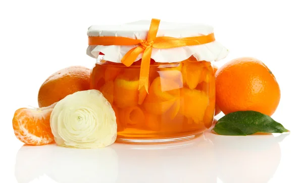 Confiture d'orange avec zeste et mandarines, isolée sur blanc — Photo