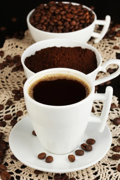 Diferentes tipos de café em três xícaras em mesa de madeira — Fotografia de Stock