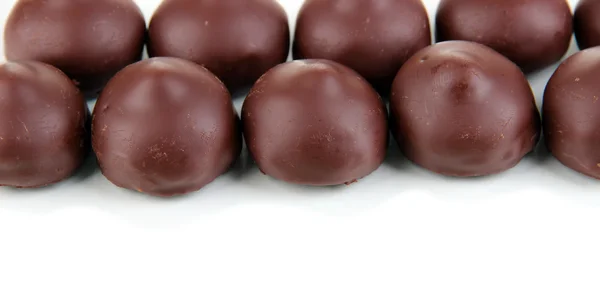 Шоколадні цукерки ізольовані на білому — стокове фото