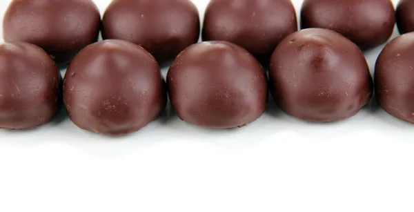 Bonbons au chocolat isolés sur blanc — Photo