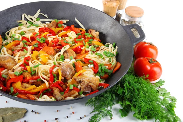 Macarrão com legumes em wok isolado em branco — Fotografia de Stock