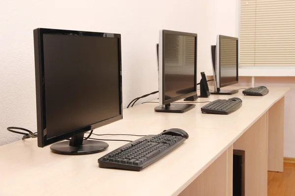 Computers op tabellen in kamer — Stockfoto