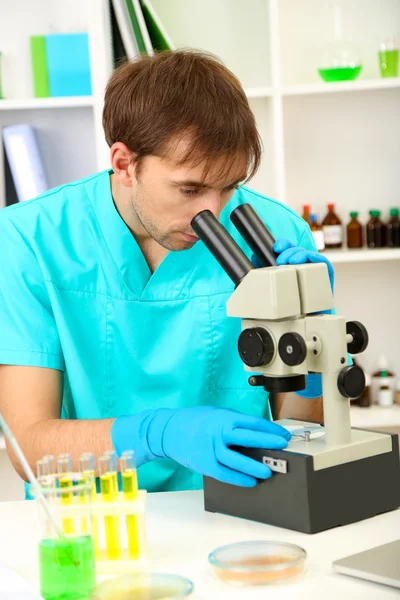 Evaluador durante la investigación sobre el fondo de la habitación — Foto de Stock