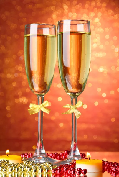 Two glasses of champagne on bright background with lights — Stock Photo, Image