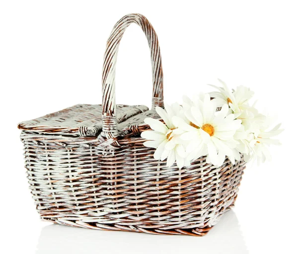 Cesta de picnic con flores, aislada en blanco — Foto de Stock