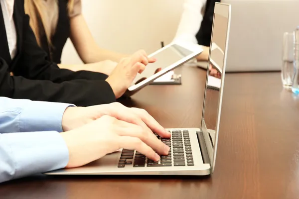 Mani maschili con laptop su sfondo ufficio — Foto Stock