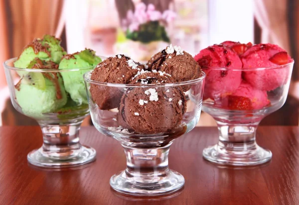 Delicioso helado en la mesa en la habitación — Foto de Stock