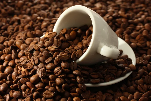 Beker met koffiebonen, close up — Stockfoto