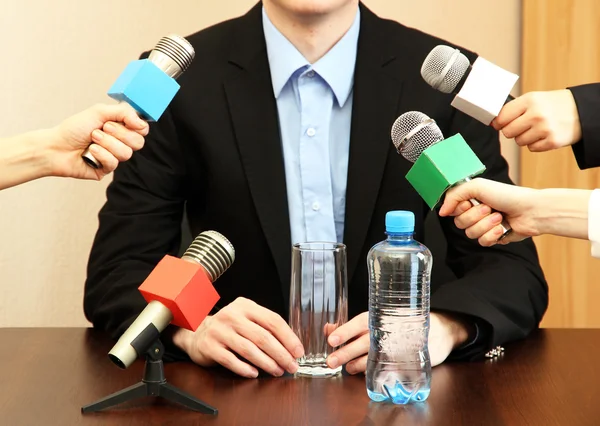 Konferenzmikrofon mit Geschäftsmann oder Politiker — Stockfoto
