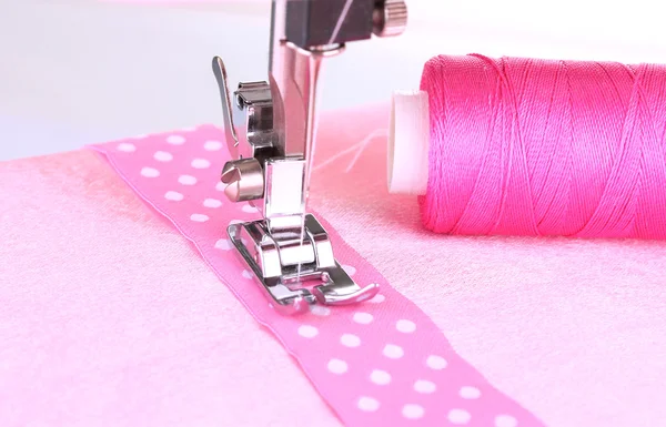 Primer plano de la máquina de coser parte de trabajo con tela rosa — Foto de Stock