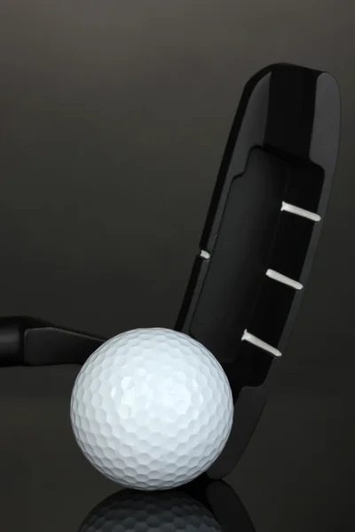 Golf ball and driver on grey background — Stock Photo, Image