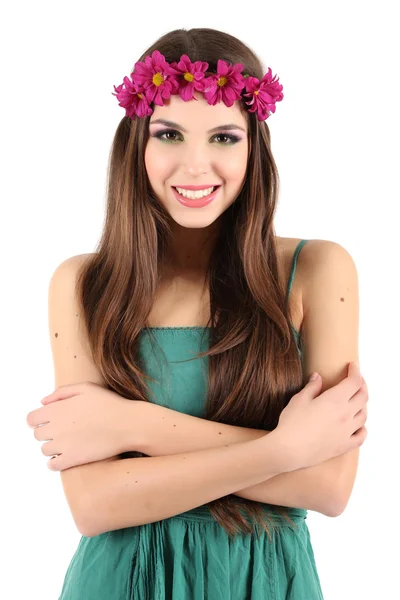 Menina bonita nova em vestido verde segurando sacos de compras brilhantes, isolado em branco — Fotografia de Stock