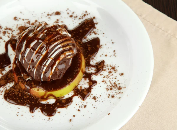 Schokoladendessert auf großem Teller aus nächster Nähe — Stockfoto