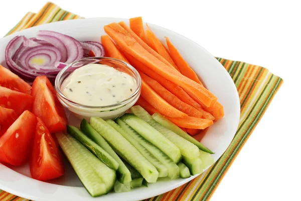 Bâtonnets de légumes crus assortis dans une assiette isolée sur blanc — Photo