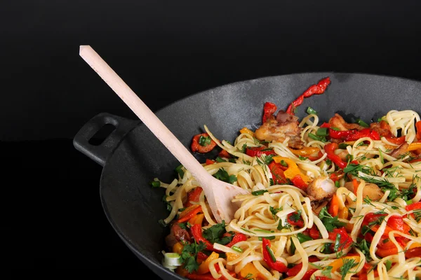 Nudle se zeleninou na wok izolovaných na černém — Stock fotografie