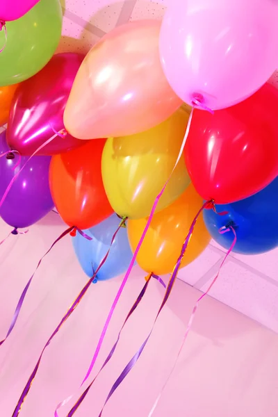 Many bright balloons under ceiling close-up — Stock Photo, Image