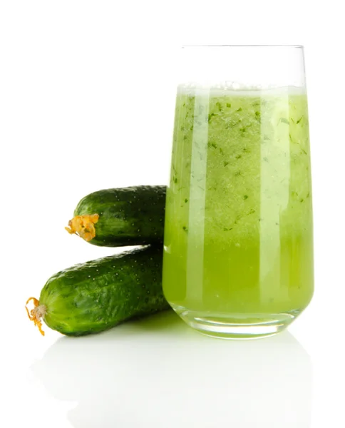 Vaso de jugo de pepino, aislado sobre blanco — Foto de Stock