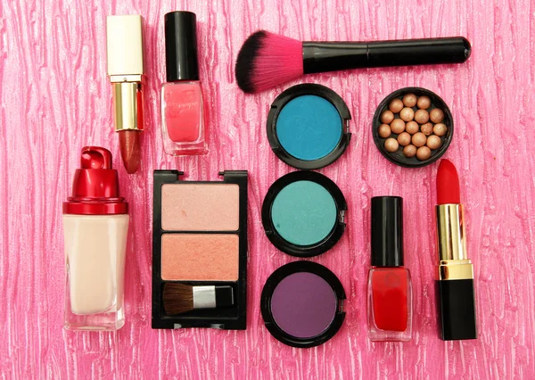 Cosméticos decorativos sobre fondo rosa —  Fotos de Stock