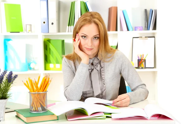 Retrato de la maestra que trabaja en el aula — Foto de Stock