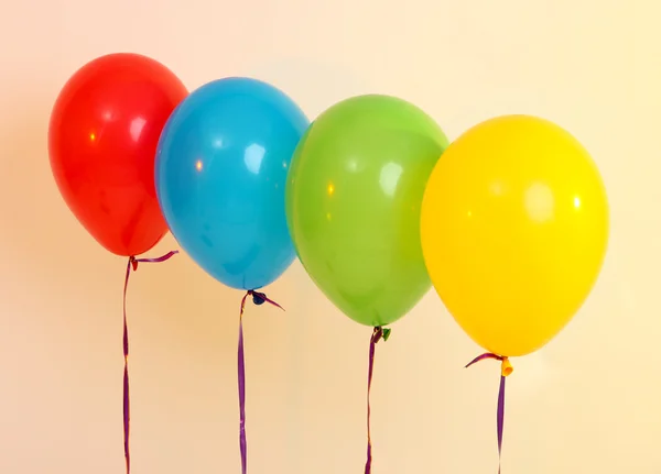 Quatro balões brilhantes no fundo claro — Fotografia de Stock