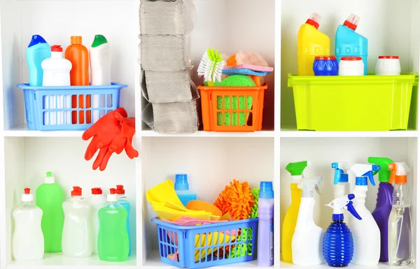 Schappen in pantry met reinigingsmiddelen voor thuis close-up — Stockfoto