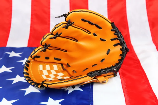 Baseballhandschuh auf amerikanischem Flaggenhintergrund — Stockfoto