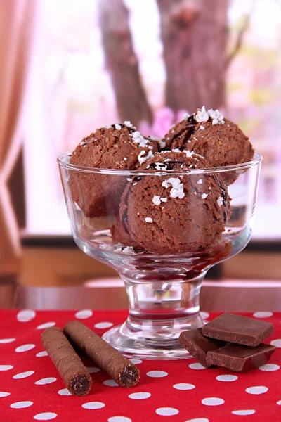 部屋のテーブルに美味しいアイスクリーム — ストック写真
