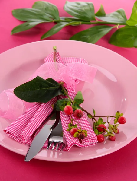 Peçete ve çiçek yakın çekim ile servis tabağı — Stok fotoğraf
