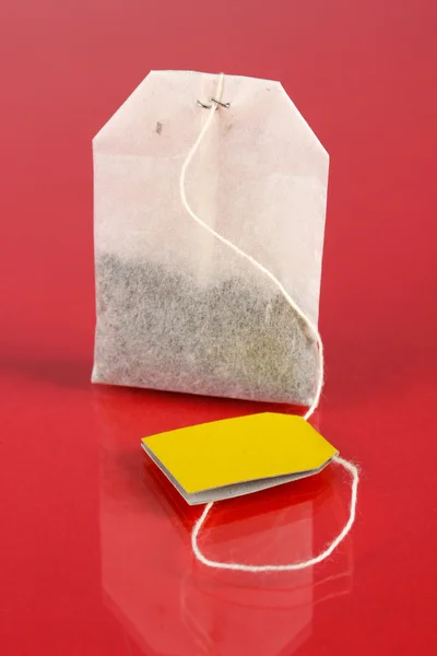 Tea bag, piros háttér — Stock Fotó