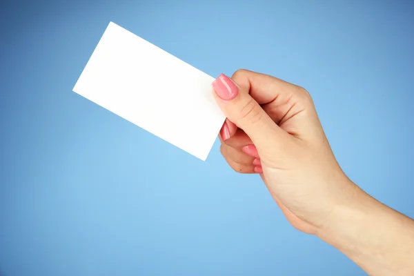 Tarjeta de mano femenina, sobre fondo de color — Foto de Stock